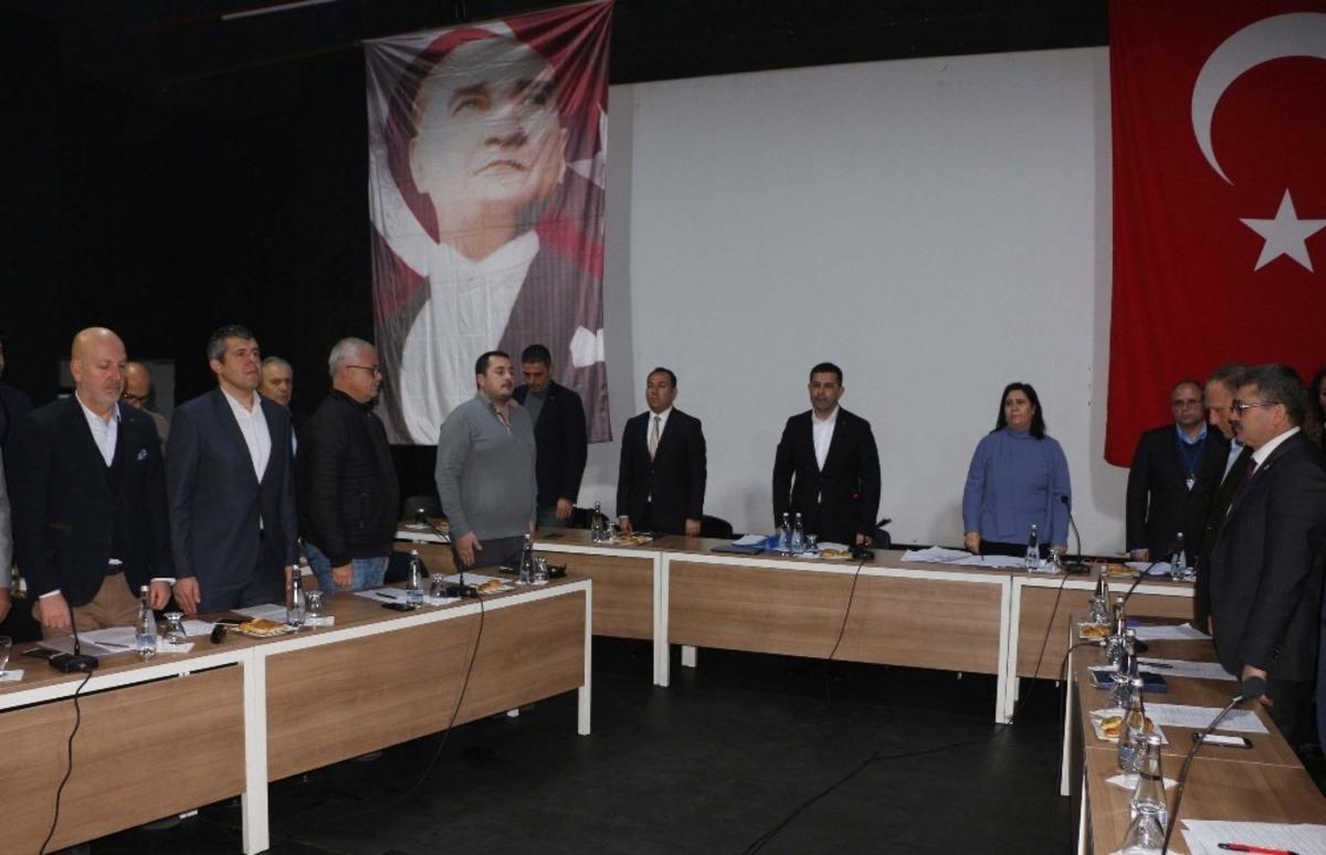 Kuşadası Belediye Meclisi&rsquo;nden İdlib Şehitleri i&ccedil;in saygı duruşu