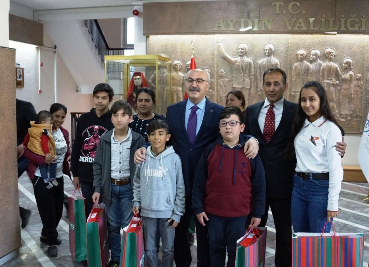 Vali K&ouml;şger, bayrağa saygı g&ouml;steren &ccedil;ocukları &ouml;d&uuml;llendirdi