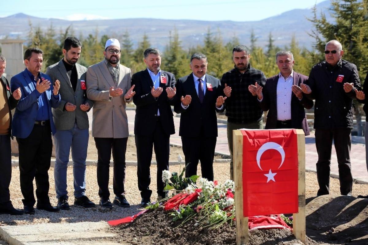 Develi belediye meclisi Şehit Taş&ouml;z&rsquo;&uuml;n kabrini ziyaret etti