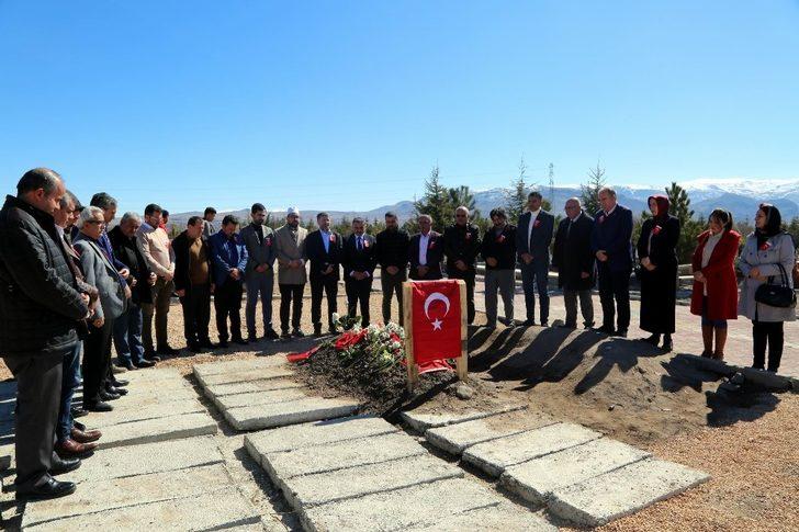 Develi belediye meclisi Şehit Taşöz’ün kabrini ziyaret etti G2