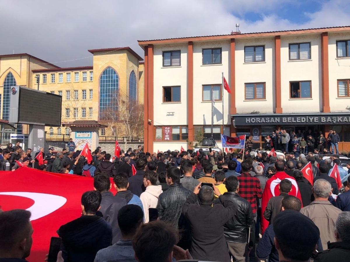 Horasan&rsquo;da vatandaşlar, İdlib şehitleri i&ccedil;in y&uuml;r&uuml;d&uuml;