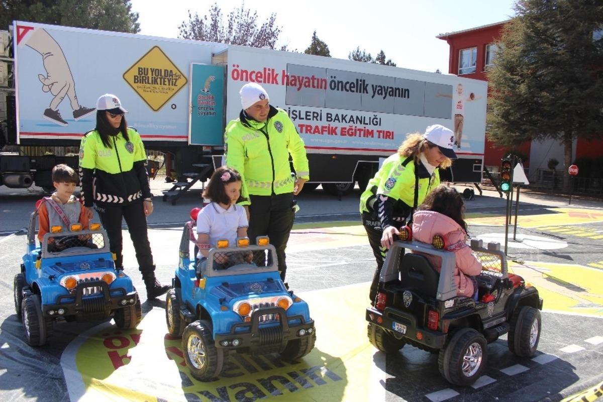&Ccedil;ocuklar uygulamalı trafik eğitimiyle bilin&ccedil;lendiriliyor