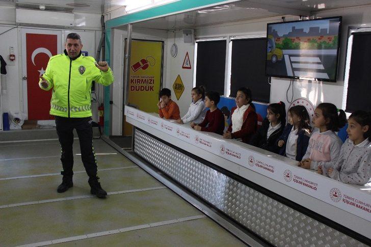 Çocuklar uygulamalı trafik eğitimiyle bilinçlendiriliyor G3