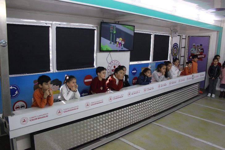 Çocuklar uygulamalı trafik eğitimiyle bilinçlendiriliyor G4