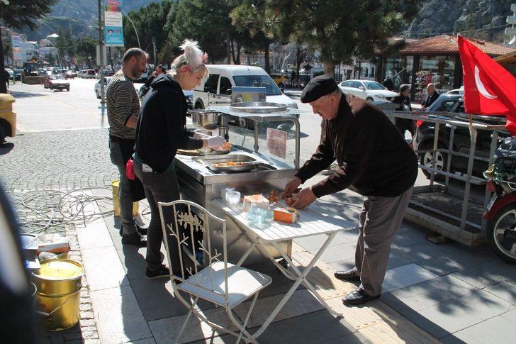 Şehitler için lokma dağıtıldı G2