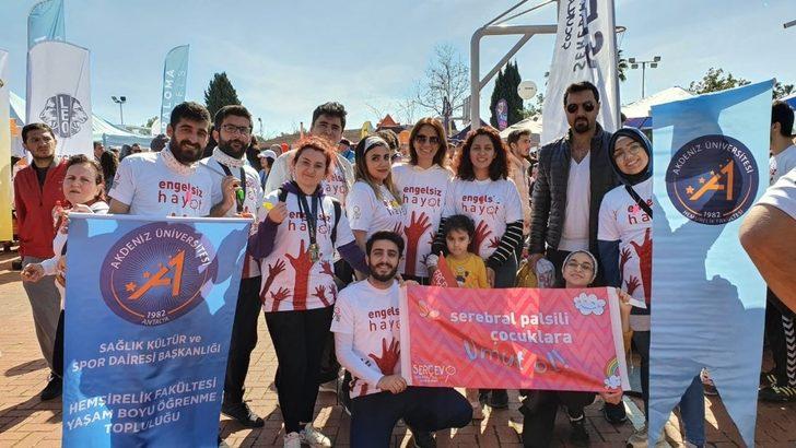 Çocuklar için iyilik peşinde koştular G1