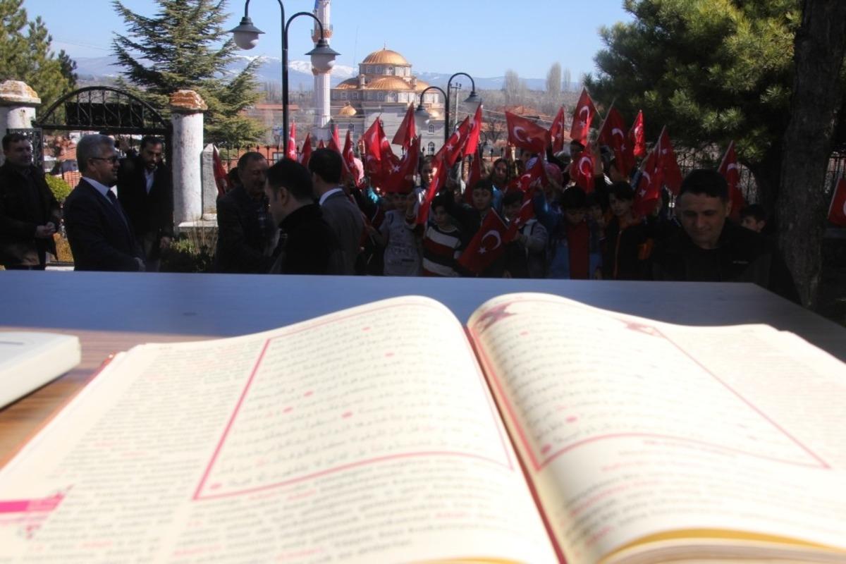 Kuruluşun topraklarında eller semaya Mehmet&ccedil;ik i&ccedil;in a&ccedil;ıldı