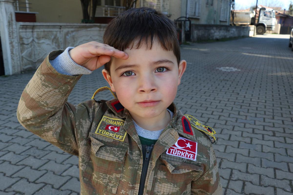 Şehit dayısı almıştı! Askeri &uuml;niformayı &uuml;zerinden &ccedil;ıkarmıyor