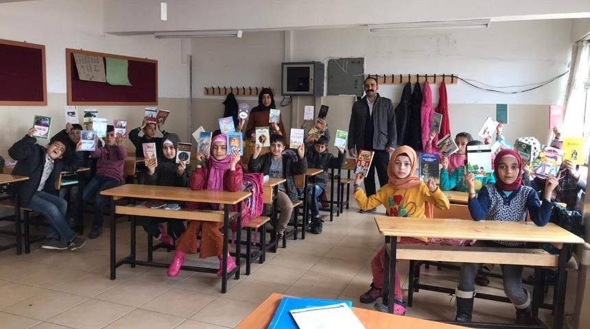 Üniversite öğrencilerinden Silvan’a kitap desteği