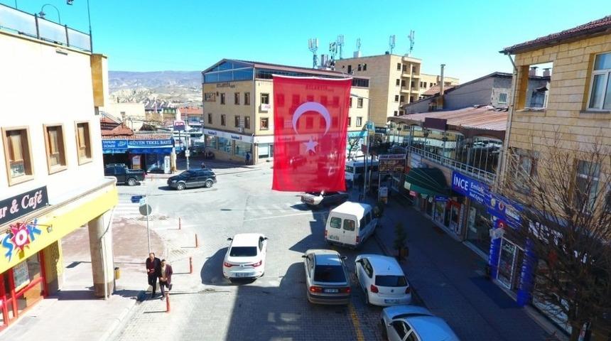 &Uuml;rg&uuml;p&rsquo;te caddeler bayraklarla donatıldı