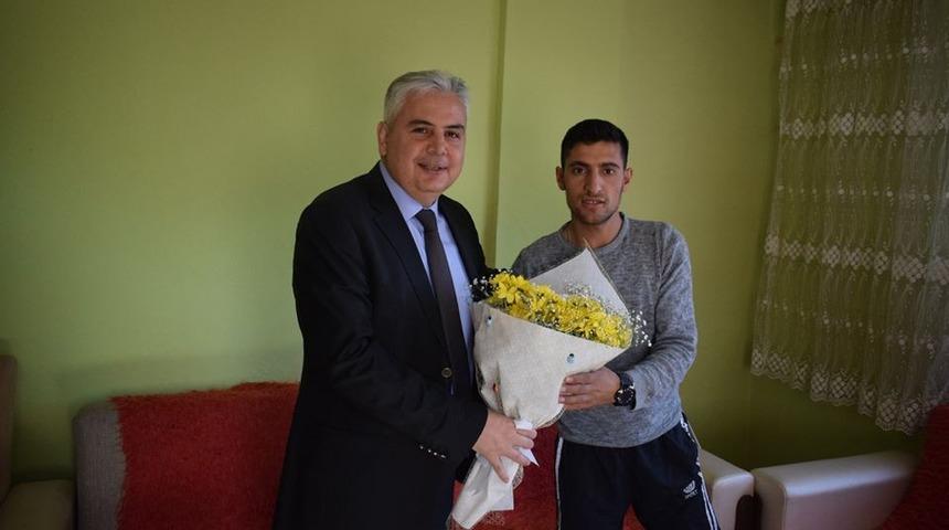 Kaymakam Aksoy’dan yaralı askere moral