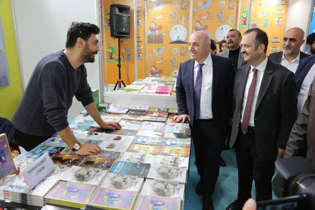 Darıca Kitap Fuarı&rsquo;nı 3 g&uuml;nde 24 bin kişi ziyaret etti