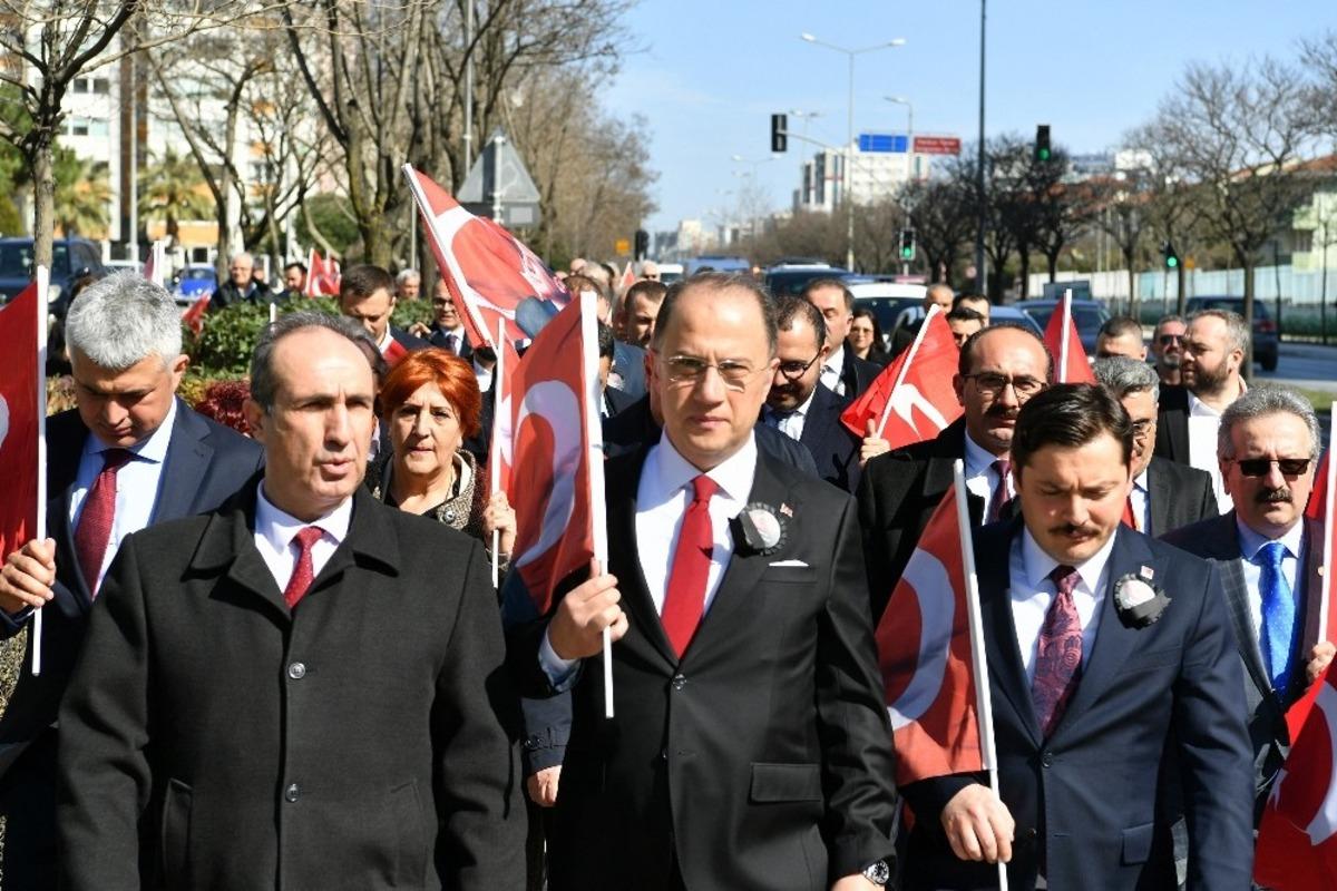 Beylikd&uuml;z&uuml; Belediye Meclisi &uuml;yeleri ve vatandaşlar şehitler i&ccedil;in y&uuml;r&uuml;d&uuml;