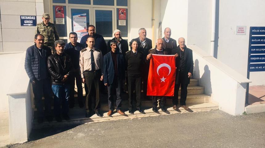 HDP önündeki babalardan 'Bizi de askere alın' çağrısı