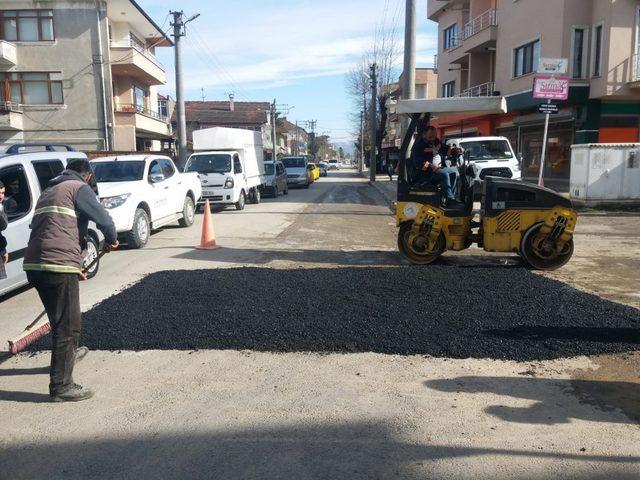 Baharın gelişiyle bozuk yol ve çukurlar onarılıyor