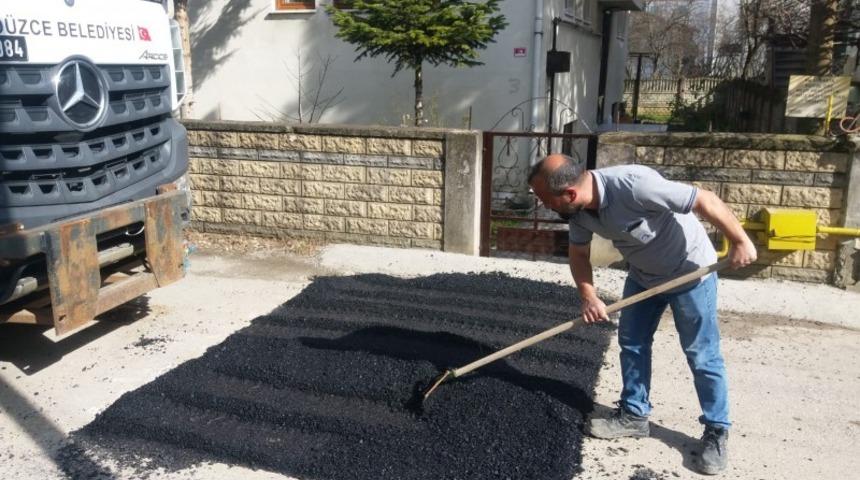 Baharın gelişiyle bozuk yol ve &ccedil;ukurlar onarılıyor