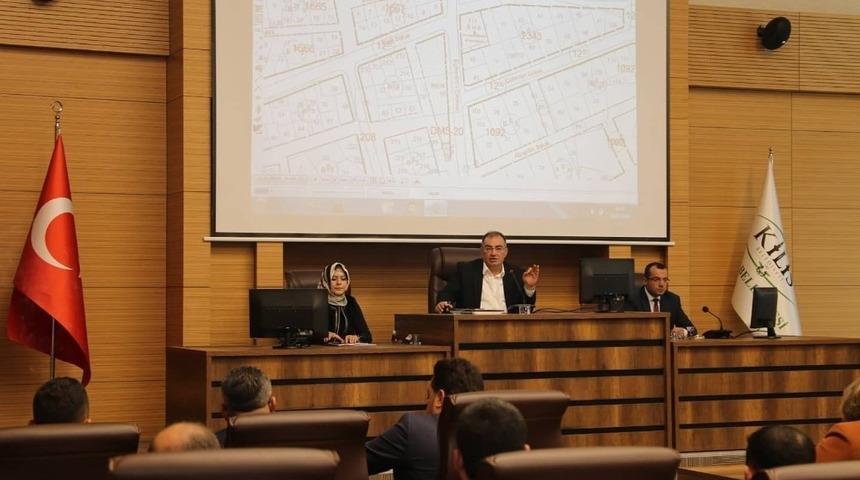 Belediye meclisinde şehitler için saygı duruşu