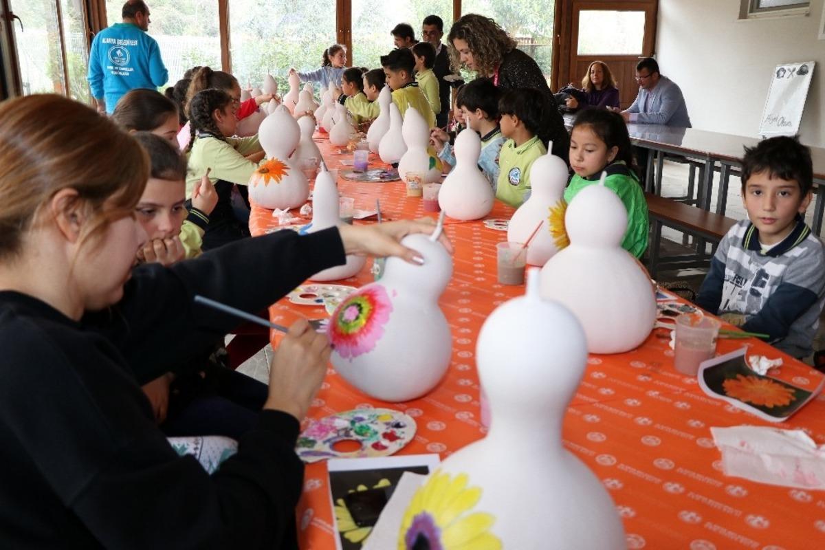 &Ouml;ğrenciler doğa temalı su kabağı boyadı