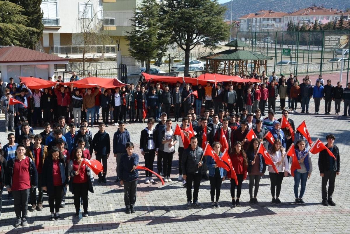 Liseli &ouml;ğrenciler İdlib şehitleri i&ccedil;in y&uuml;r&uuml;d&uuml;