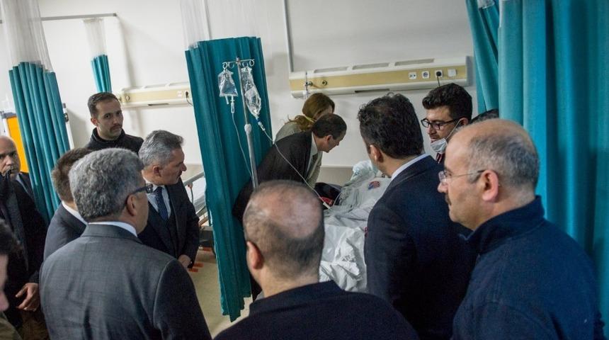 Vali Bilmez, yaralı g&uuml;mr&uuml;k memurlarını hastanede ziyaret etti