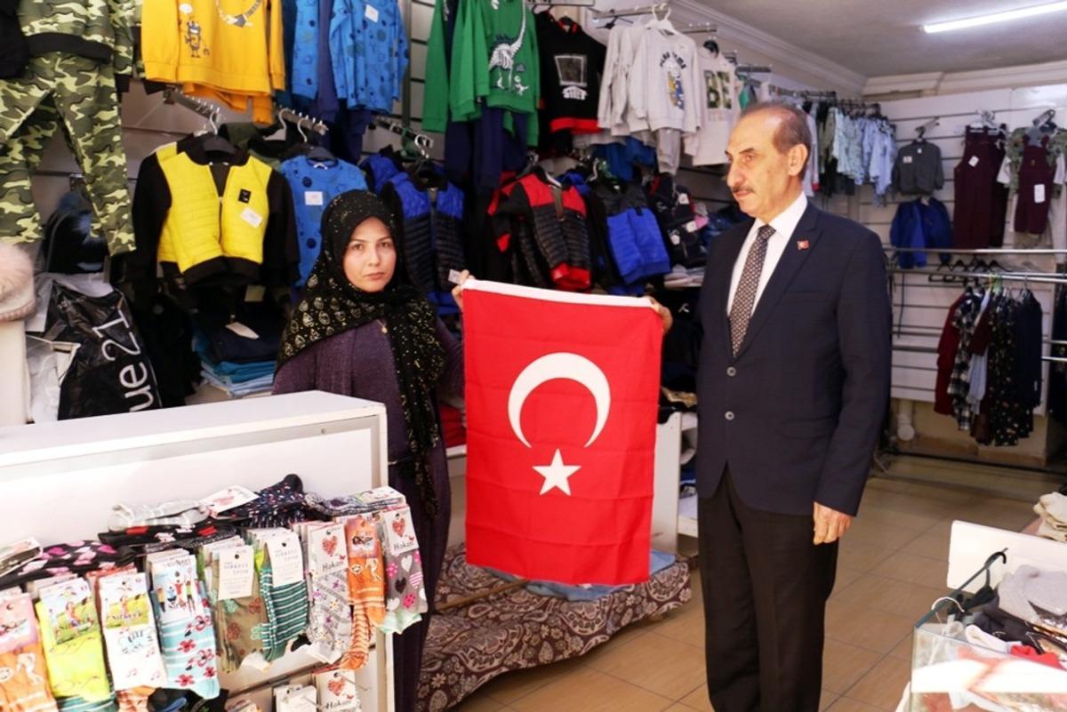 Ak&ccedil;akale&rsquo;de vatandaşlara T&uuml;rk bayrağı dağıtıldı