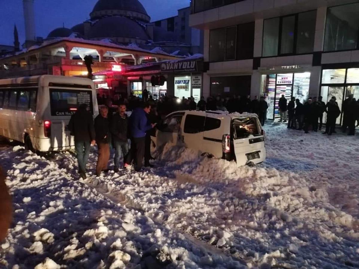 &Ccedil;atıdan d&uuml;şen kar k&uuml;tlesi ara&ccedil;ları kullanılamaz hale getirdi