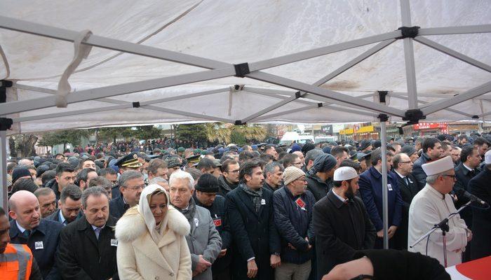 İYİ Partili Aylin Cesur'un şehit cenazesinde fotoğraf çektirmesine tepki yağıyor!