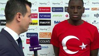 Demba Ba Türk bayraklı tişörtle röportaj verdi!