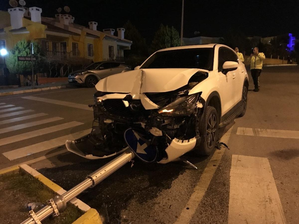 Perte &ccedil;ıkan l&uuml;ks aracın s&uuml;r&uuml;c&uuml; isyan etti! Hava yastığı bile patlamadı