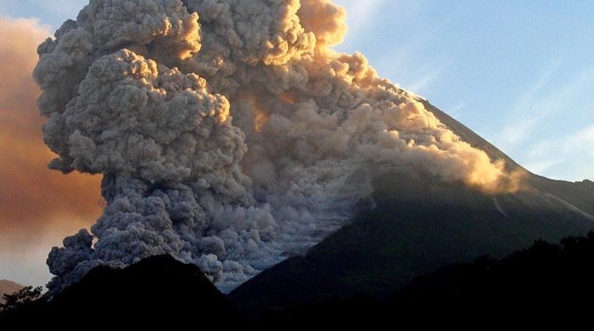 Endonezya'da&nbsp;Merapi&nbsp;Yanardağı'nda patlama