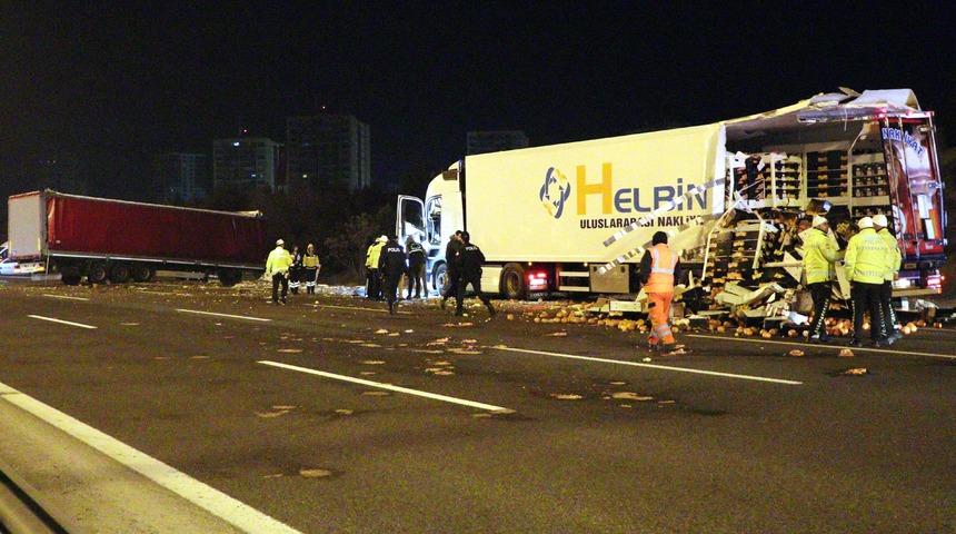 Lastik değiştirirken TIR &ccedil;arptı: 2 &ouml;l&uuml;, 1 yaralı