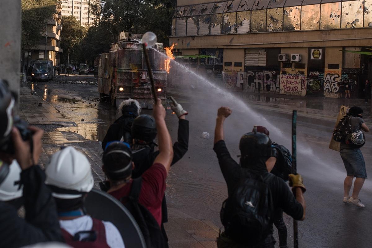 Şili'de sokaklar karıştı! H&uuml;k&uuml;met karşıtı protestolar devam ediyor