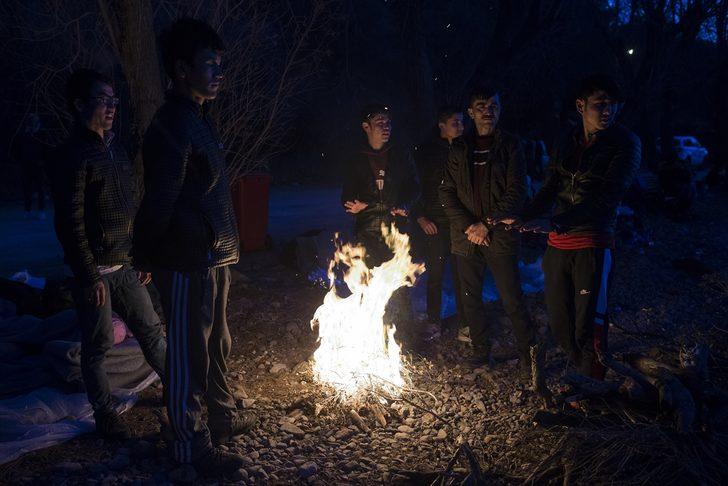 Midilli'de göçmenler aşırı sağcılarla karşılaşmamak için sahilde sabahlıyor G1