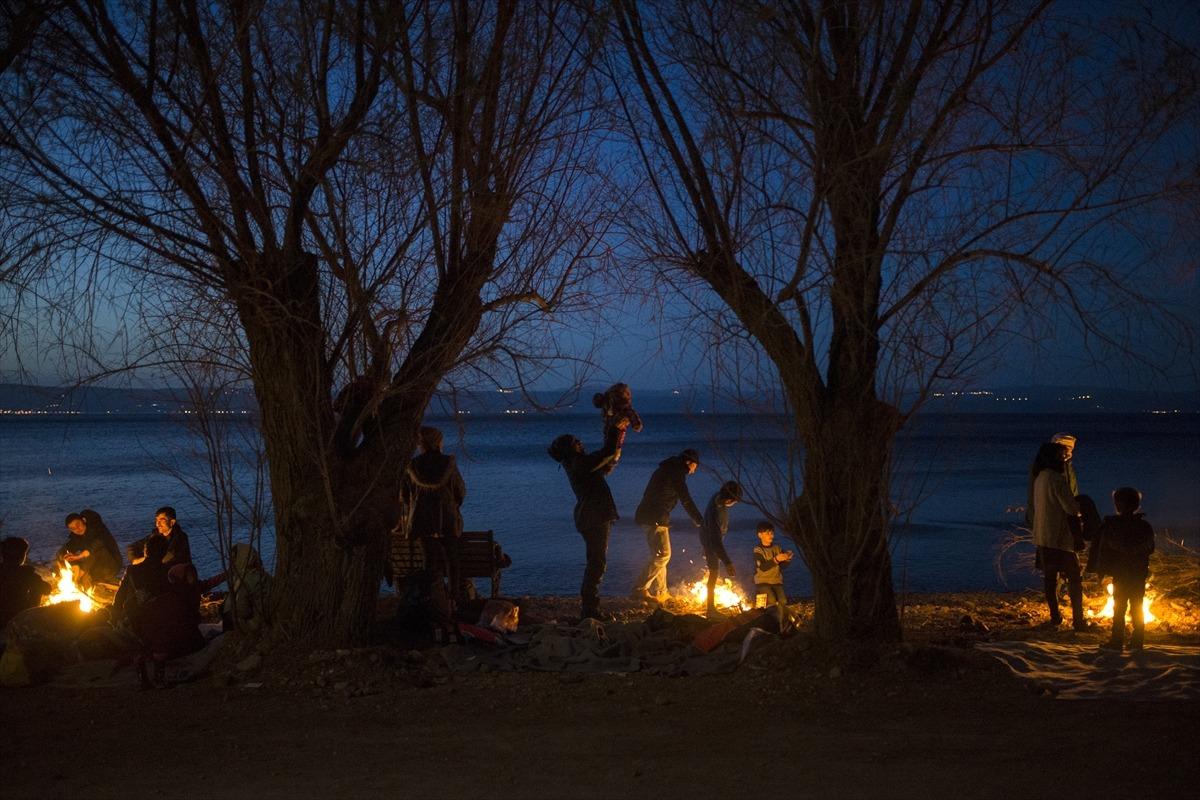Midilli'de g&ouml;&ccedil;menler aşırı sağcılarla karşılaşmamak i&ccedil;in sahilde sabahlıyor
