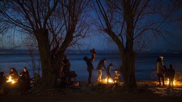 Midilli'de göçmenler aşırı sağcılarla karşılaşmamak için sahilde sabahlıyor