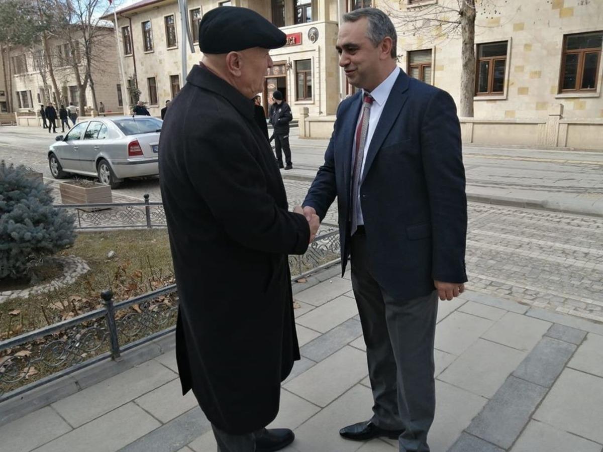 Başkan Pekmezci vatandaşlarla istişarelerini s&uuml;rd&uuml;r&uuml;yor