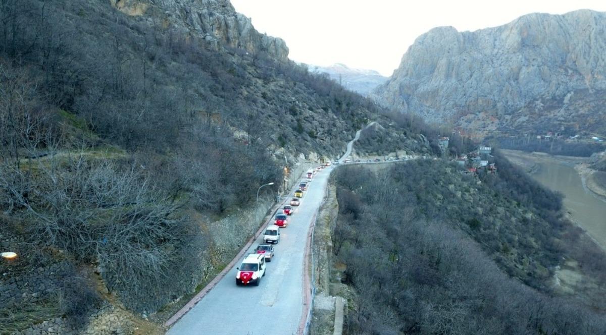 Kemaliye&rsquo;de İdlib şehitleri i&ccedil;in ara&ccedil;lı konvoy