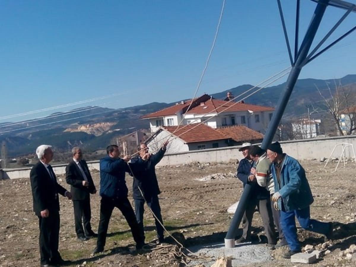 Okul bah&ccedil;esine kuş evi
