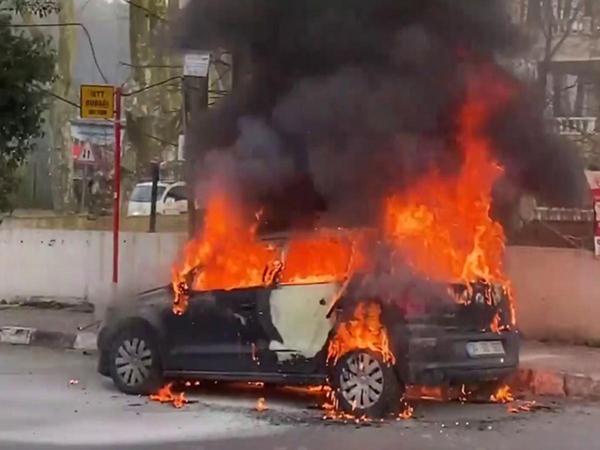 Sosyal medya fenomeni Uras Benlioğlu'nun arabası alev alev yandı