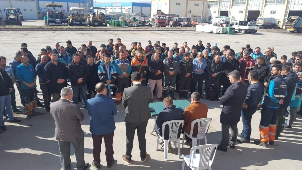 İş&ccedil;ilerden fetih suresiyle tsk&rsquo;ya destek