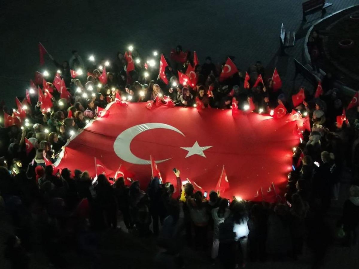Yurtlarda kalan &ouml;ğrencilerden Mehmet&ccedil;iğe destek