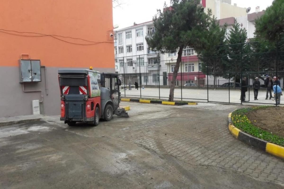 S&uuml;leymanpaşa Belediyesi okul bah&ccedil;elerinin de temizliğini yapıyor