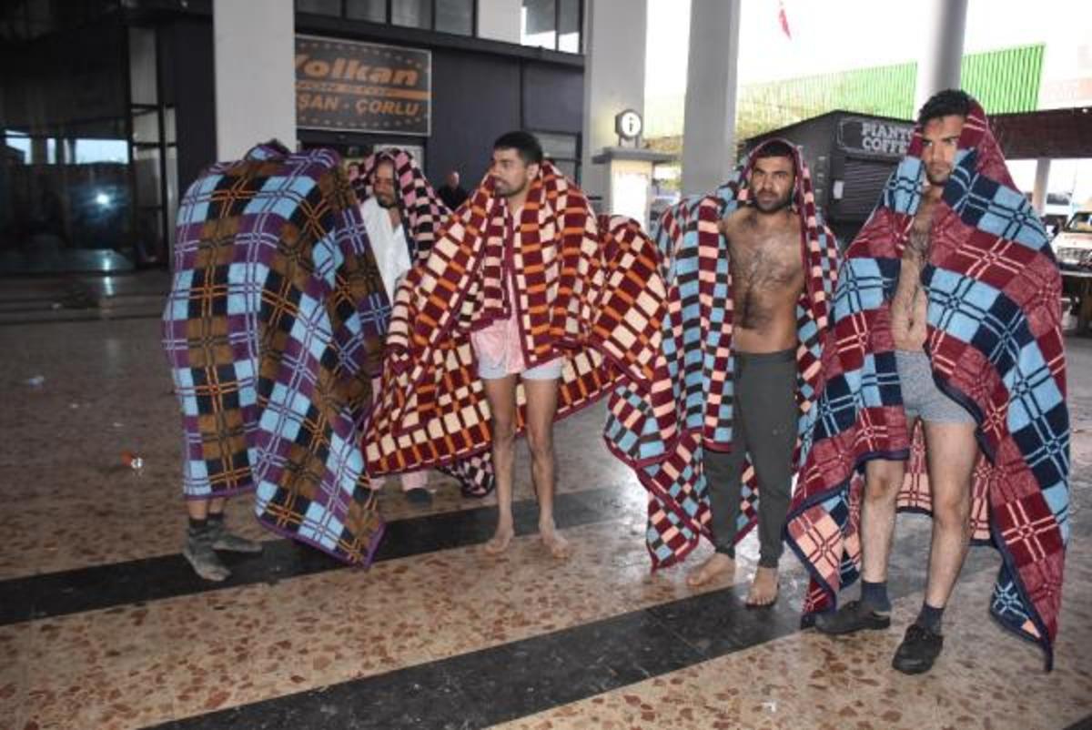 Yunan polisi g&ouml;&ccedil;menleri d&ouml;v&uuml;p, &ccedil;ıplak halde T&uuml;rkiye'ye geri g&ouml;nderdi  