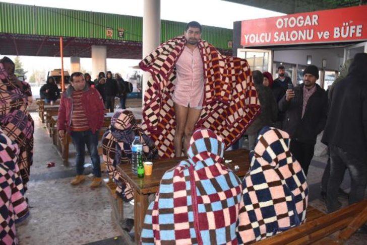 Yunan polisi göçmenleri dövüp, çıplak halde Türkiye'ye geri gönderdi   G3