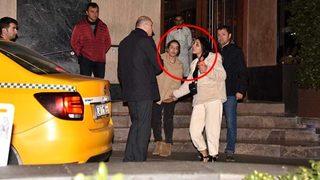 Alkolü fazla kaçıran Helin Avşar ve arkadaşı, basın mensuplarıyla tartıştı