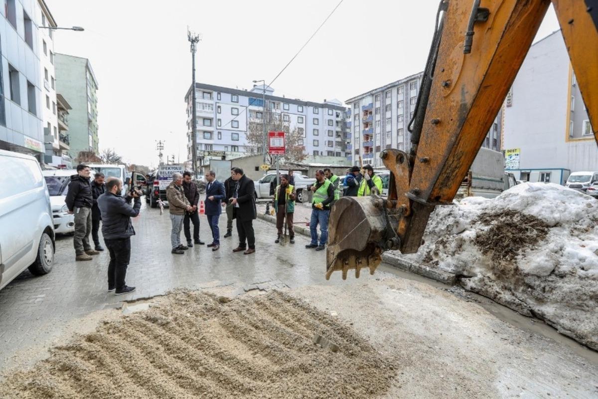 İpekyolu&rsquo;nda yol bakım ve onarım &ccedil;alışması