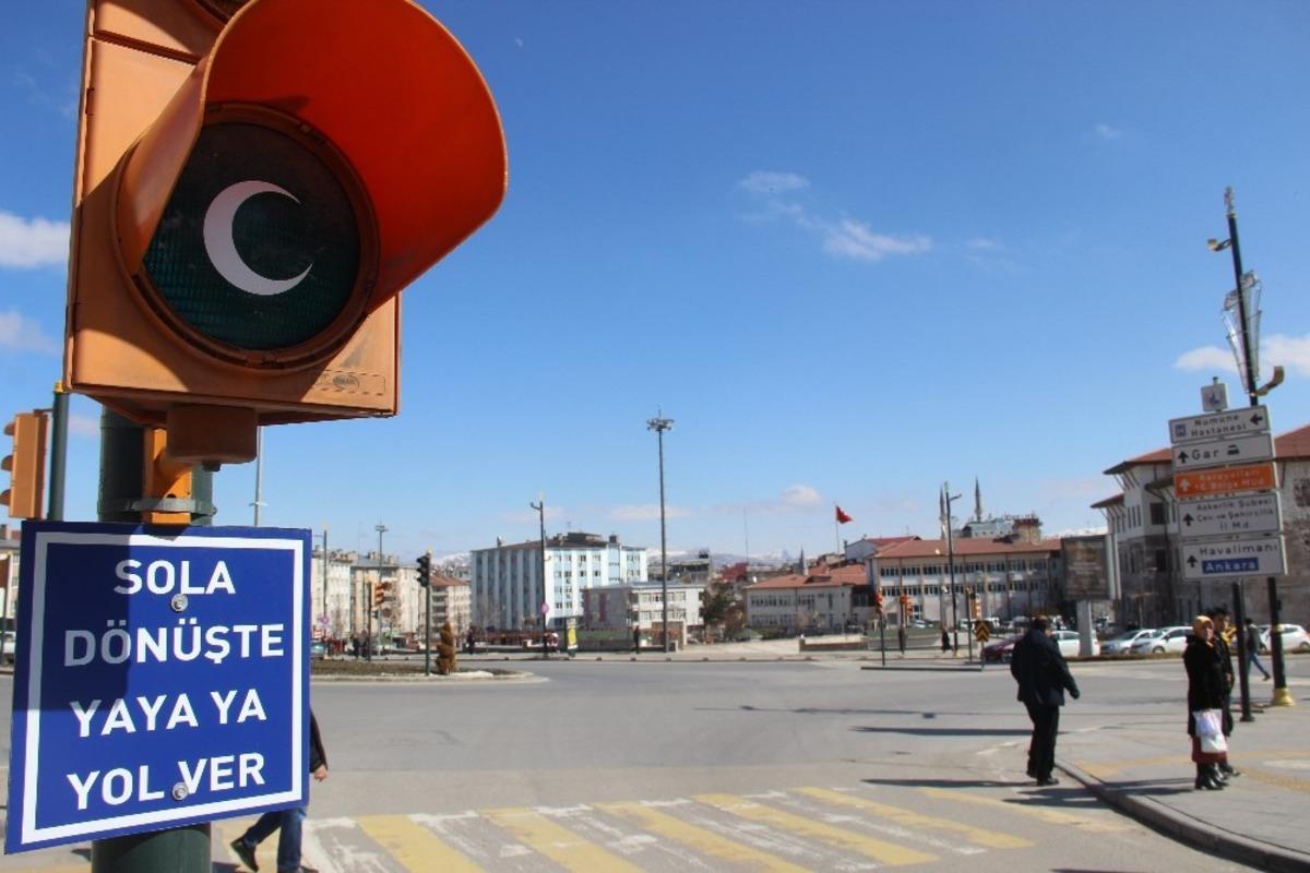 &lsquo;Hilal&rsquo; şeklini alan trafik lambaları s&uuml;r&uuml;c&uuml;lerin ve yayaların dikkatini &ccedil;ekti