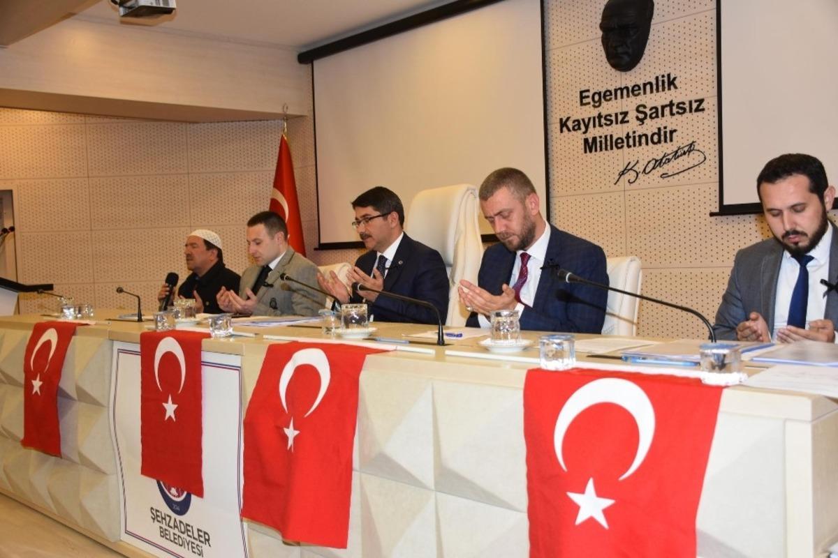 Şehzadeler Belediye Meclisi tek y&uuml;rek oldu şehitleri andı
