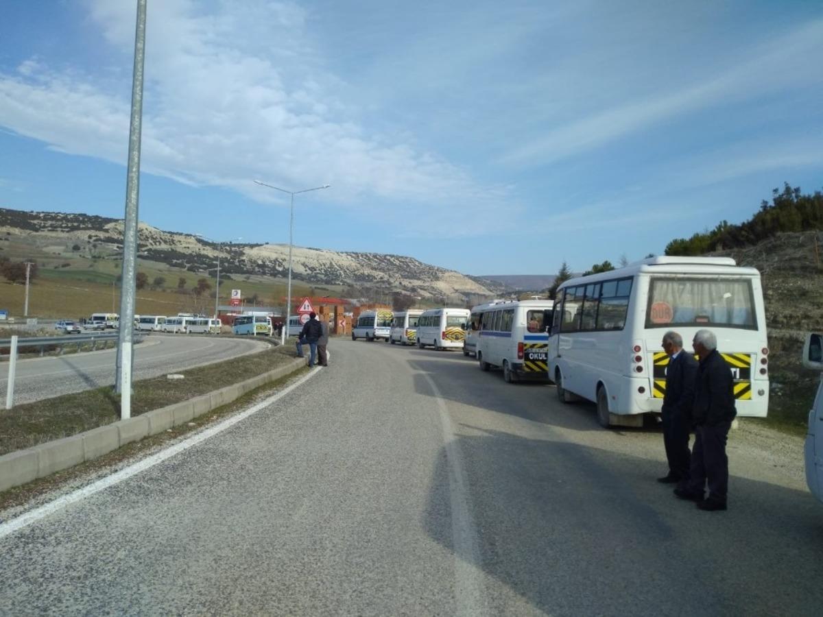 Selendi&rsquo;de servis ara&ccedil;larına sıkı denetim