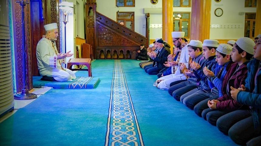 K&uuml;&ccedil;&uuml;k hafızlardan Mehmet&ccedil;iğe dua desteği